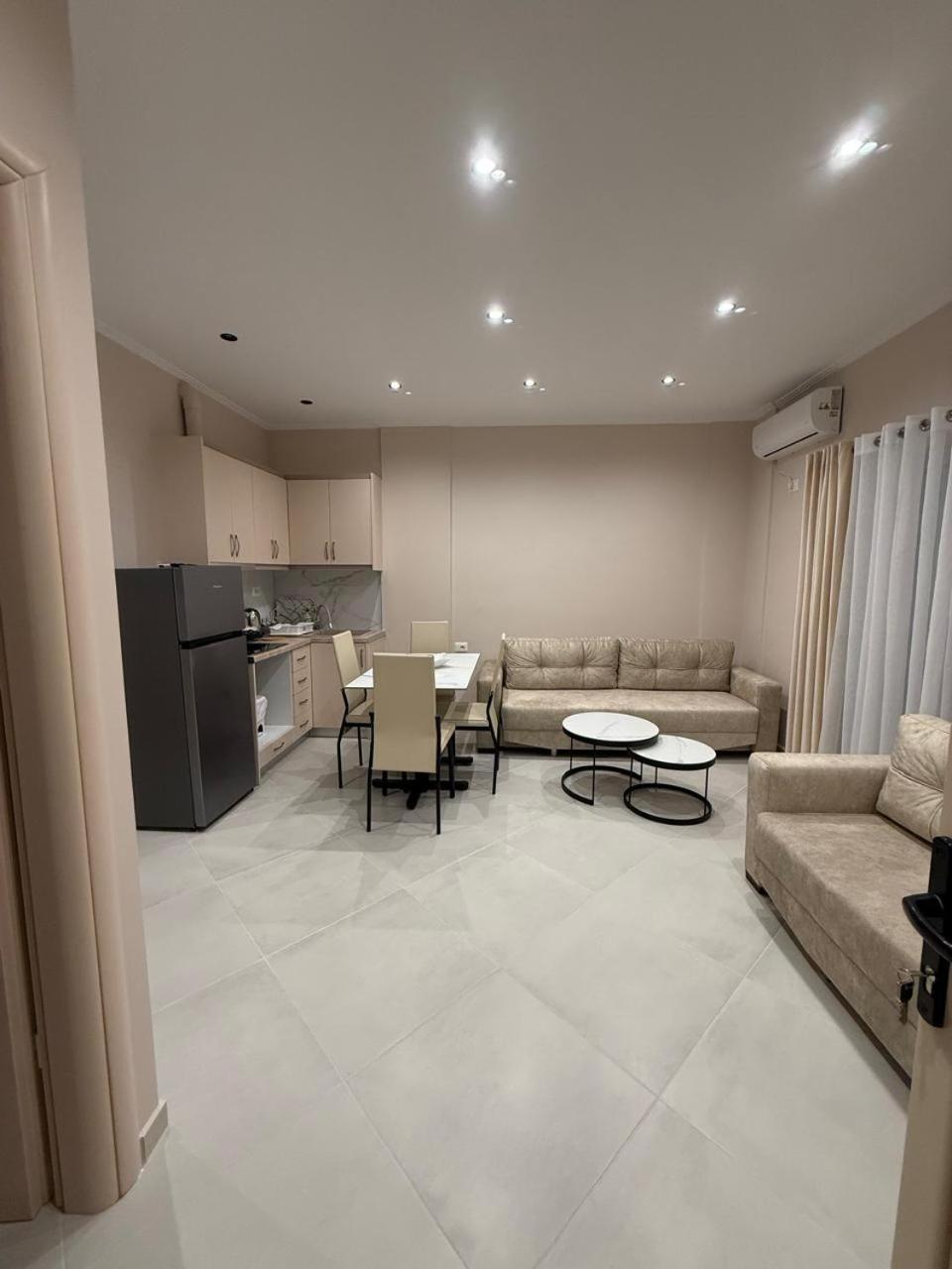 Eleana'S Apartament Sarande Bilik gambar